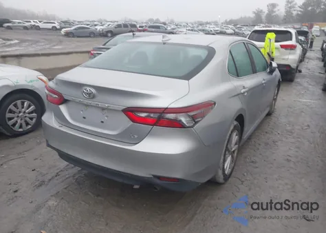 2022 Toyota Camry Le z USA, uszkodzony, nr VIN 4T1C11AKXNU035849